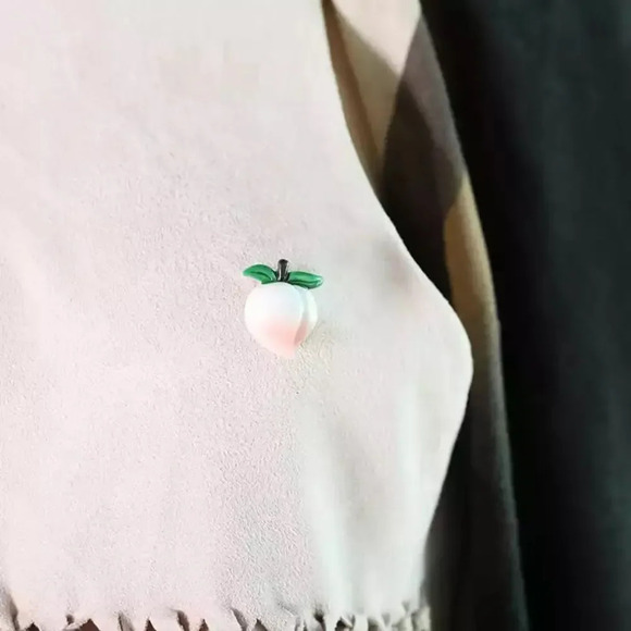 VQ Peach Brooch - Picture 4 of 5